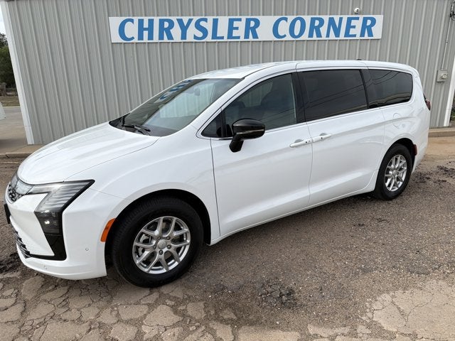 2027 Chrysler Pacifica Select's photo