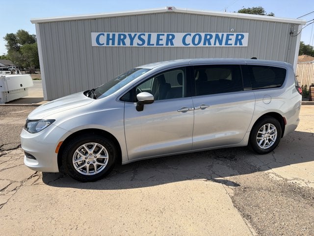 2023 Chrysler Voyager LX's photo